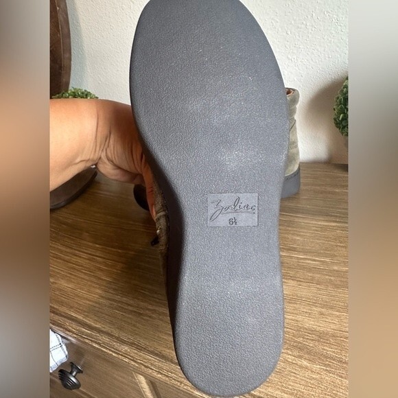 NWOB ** Zodiac Pierson Bootie Suede Dark Olive Size 6.5 - Picture 15 of 16